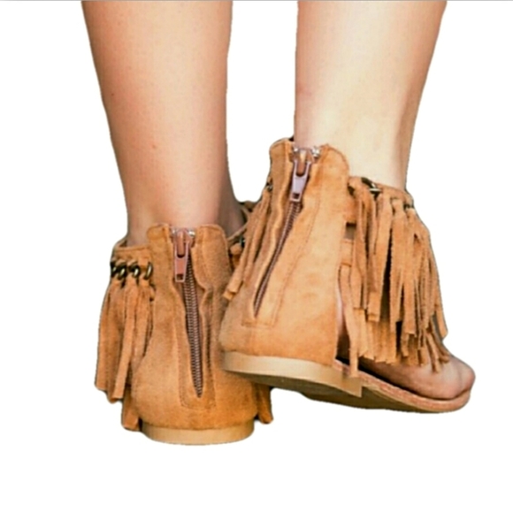 1 SIZE 6 LEFT! TAN FRINGE SANDAL - Picture 3 of 3